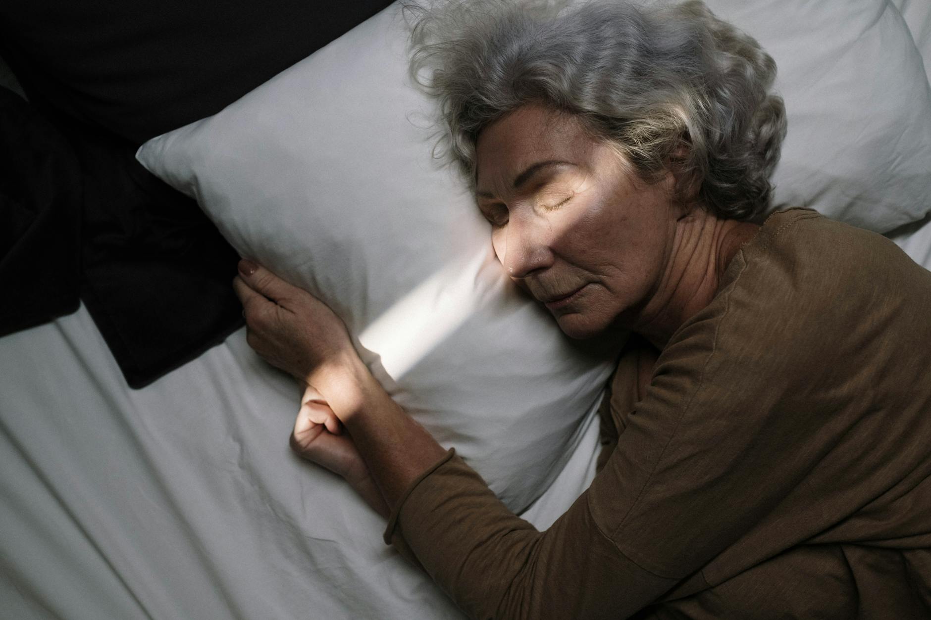 老年人睡眠障碍：安眠药依赖怎么戒 + 替代方案